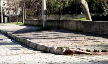 TURİZMİN PARLAYAN YILDIZINDA 'YOL' AYIBI: KEMER SOKAKLARI PATATES TARLASINA DÖNDÜ!