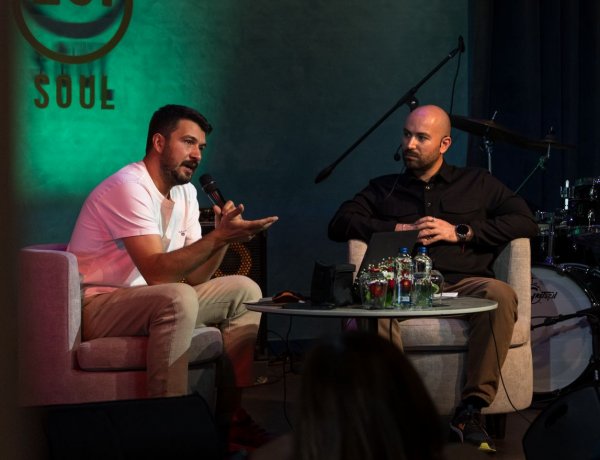 ALPER TÜYDEŞ, AKRA TALKS’TA DOĞANIN İLHAM VEREN HİKAYELERİNİ ANLATTI