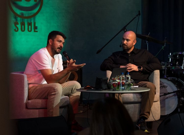 ALPER TÜYDEŞ, AKRA TALKS’TA DOĞANIN İLHAM VEREN HİKAYELERİNİ ANLATTI