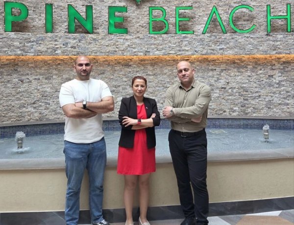 PİNE BEACH BELEK’TEN TURİZMDE YAPAY ZEKA DEVRİMİ: ASİSTOMNİ İLE KESİNTİSİZ MİSAFİR DENEYİMİ