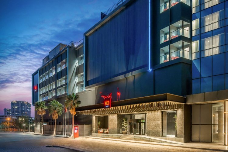RADİSSON OTEL GRUBU, TÜRKİYE’NİN İLK RADİSSON RED MARKALI OTELİNİ İZMİR’DE AÇTI