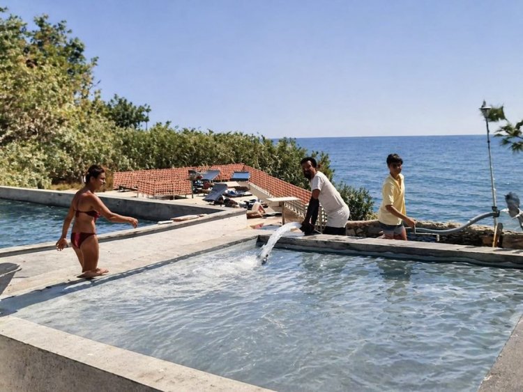 Motel Antalya 1974 / Havuzlar denizden alınan su ile dolduruluyor.