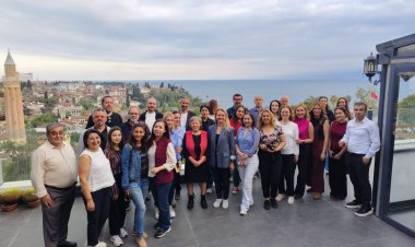 ANTALYA’DA TURİZM HABERCİLİĞİNİN RENGİ DEĞİŞİYOR: SAYILAR DEĞİL HİKÂYELER KONUŞULDU