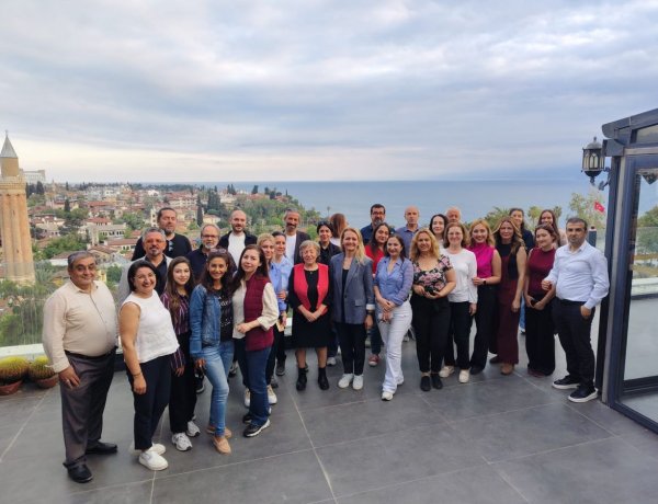 ANTALYA’DA TURİZM HABERCİLİĞİNİN RENGİ DEĞİŞİYOR: SAYILAR DEĞİL HİKÂYELER KONUŞULDU