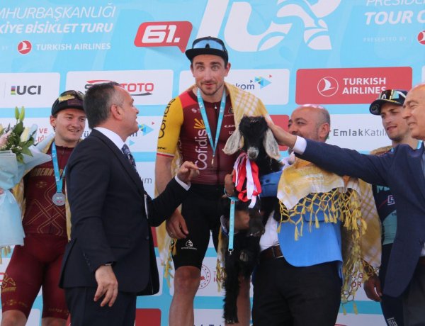 TÜRKİYE BİSİKLET TURU’NDA YÖRÜK KÜLTÜRÜNÜ YANSITAN ANLAMLI HEDİYE