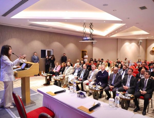ÇEŞME’DE TURİZMİN GELECEĞİ ORTAK AKILLA KONUŞULDU