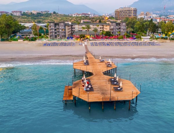 ALANYA’DA YAZIN HABERCİSİ: SENZA SUNSET BEACH HOTEL KAPILARINI AÇTI