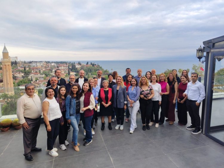 ANTALYA’DA TURİZM HABERCİLİĞİNİN RENGİ DEĞİŞİYOR: SAYILAR DEĞİL HİKÂYELER KONUŞULDU