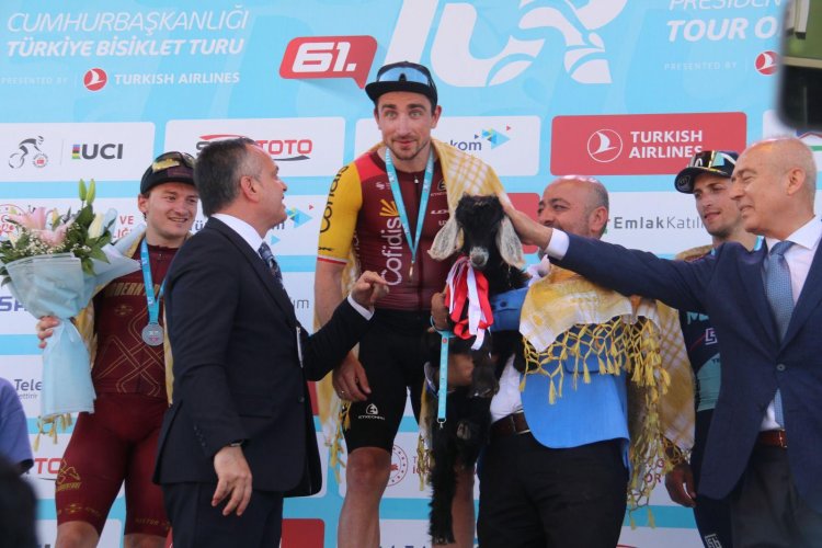 TÜRKİYE BİSİKLET TURU’NDA YÖRÜK KÜLTÜRÜNÜ YANSITAN ANLAMLI HEDİYE