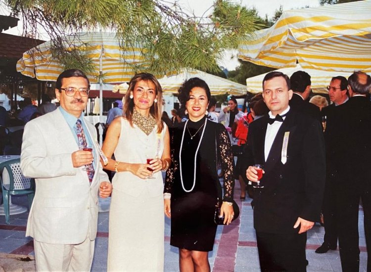 Muzaffer İster BET&Uuml;YAB&rsquo;a &ccedil;ok emeği ge&ccedil;en Turizm&rsquo;den sorumlu Antalya Vali Yrd.Coşkun Ert&uuml;rk ve eşleri ile birlikte bir t&ouml;rende. ( Coşkun Ert&uuml;rk Pamucak&rsquo;ta meydana gelen hızlı tren kazasında hayatın