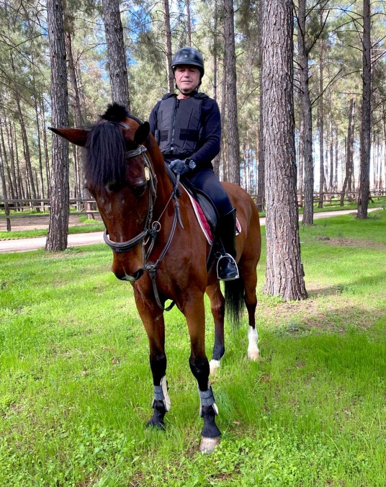Muzaffer İster, 2002 yılında Belek Jandarma Karakolu Atlı Birlik Timi atlarıyla Belek Ormanı Devriyesinde