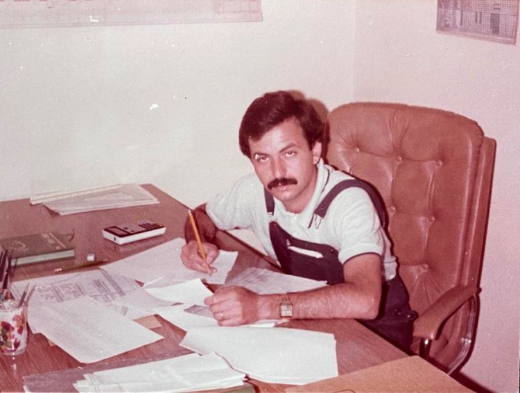 Muzeffer İster, Libya-Tripoli Erkek Harp Okulu Şantiyesindeki ofisinde &ccedil;alışırken g&ouml;r&uuml;l&uuml;yor (1984)
