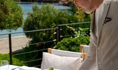 BODRUM SAHİLİNDE YENİ BİR LEZZET DURAĞI: GASTRONOMİNİN DUAYENİ MEHMET AKDAĞ’DAN 'DAHA'!