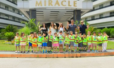 MİNİK ÇEVRECİLER SAHİLE İNDİ: MIRACLE RESORT HOTEL’DEN GELECEK İÇİN ‘MAVİ BAYRAK’ ETKİNLİĞİ!