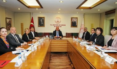 BAKAN ERSOY SEKTÖR TEMSİLCİLERİ İLE BİR ARAYA GELDİ: MASADA KONAKLAMA VERGİSİ VARDI!