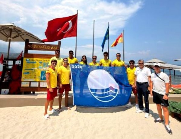 NG PHASELIS BAY’DE MAVİ BAYRAK COŞKUSU: GÜVENLİ VE SÜRDÜRÜLEBİLİR GELECEK İÇİN YENİDEN GÖNDERDE!