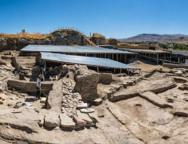 DÜNYA TARİHİNİN KALBİ BURADA ATIYOR: UNESCO TESCİLLİ ARSLANTEPE AÇIK HAVA MÜZESİ ZİYARETÇİ AKININA UĞRUYOR!