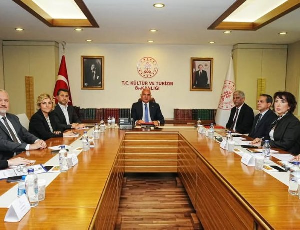 BAKAN ERSOY SEKTÖR TEMSİLCİLERİ İLE BİR ARAYA GELDİ: MASADA KONAKLAMA VERGİSİ VARDI!
