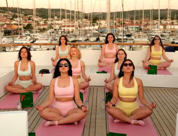ÇEŞME MARİNA’DA DÜNYA YOGA GÜNÜ’NE ÖZEL İLK YACHT YOGA EXPERİENCE GERÇEKLEŞTİ