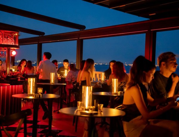 ANTALYA’NIN SOSYAL YAŞAMI ZİRVEDE YENİDEN ŞEKİLLENİYOR: NEAPOLIS ROOF CROWNE PLAZA’DA KAPILARINI AÇTI!