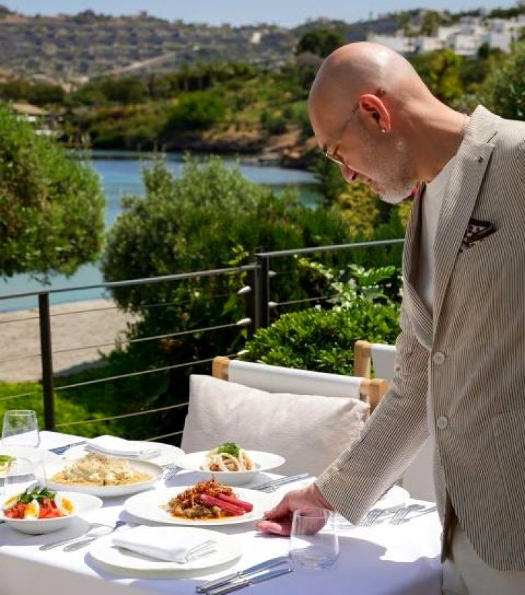 BODRUM SAHİLİNDE YENİ BİR LEZZET DURAĞI: GASTRONOMİNİN DUAYENİ MEHMET AKDAĞ’DAN 'DAHA'!