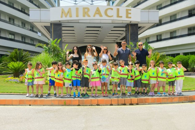 MİNİK ÇEVRECİLER SAHİLE İNDİ: MIRACLE RESORT HOTEL’DEN GELECEK İÇİN ‘MAVİ BAYRAK’ ETKİNLİĞİ!