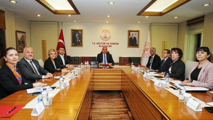 BAKAN ERSOY SEKTÖR TEMSİLCİLERİ İLE BİR ARAYA GELDİ: MASADA KONAKLAMA VERGİSİ VARDI!