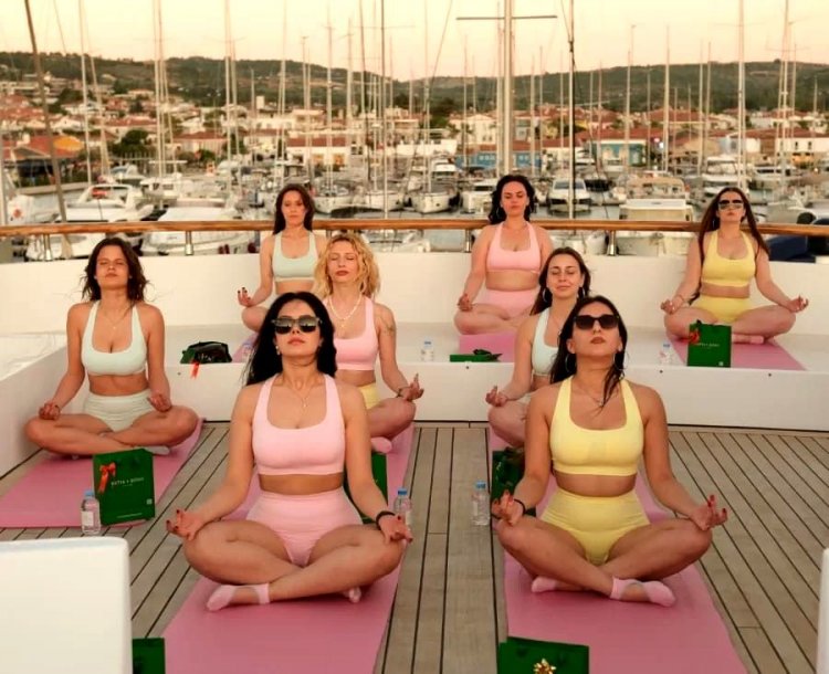 ÇEŞME MARİNA’DA DÜNYA YOGA GÜNÜ’NE ÖZEL İLK YACHT YOGA EXPERİENCE GERÇEKLEŞTİ