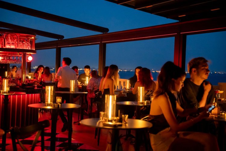 ANTALYA’NIN SOSYAL YAŞAMI ZİRVEDE YENİDEN ŞEKİLLENİYOR: NEAPOLIS ROOF CROWNE PLAZA’DA KAPILARINI AÇTI!