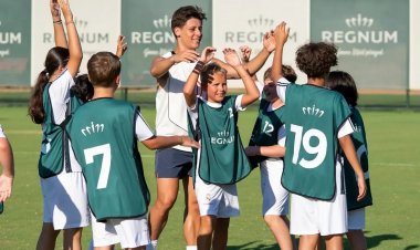 ARDA GÜLER, REGNUM THE CROWN'DA MİNİK FUTBOLCULARLA BİR ARAYA GELDİ