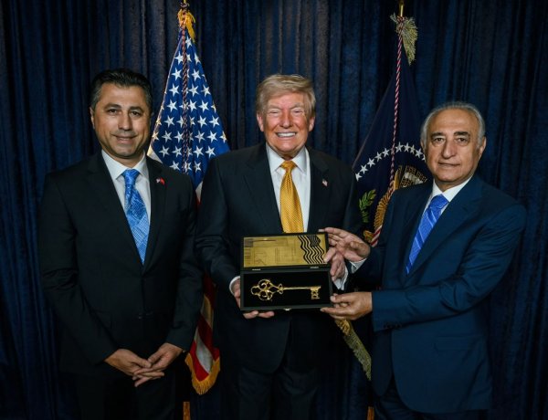 ABD BAŞKANI DONALD TRUMP’A "MÜKEMMELLİĞİN ANAHTARI" TAKDİM EDİLDİ