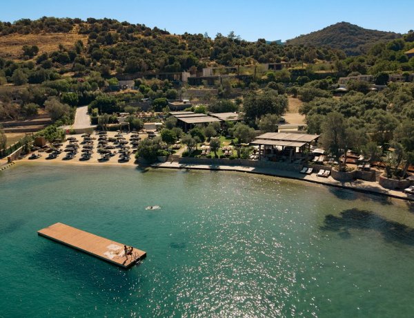 THE CASA CALA OTEL KAPILARINI AÇTI