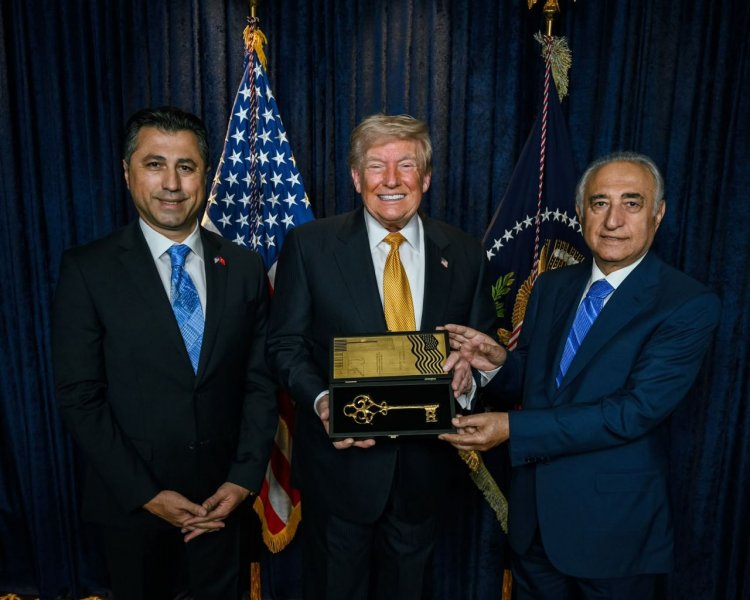 ABD BAŞKANI DONALD TRUMP’A "MÜKEMMELLİĞİN ANAHTARI" TAKDİM EDİLDİ