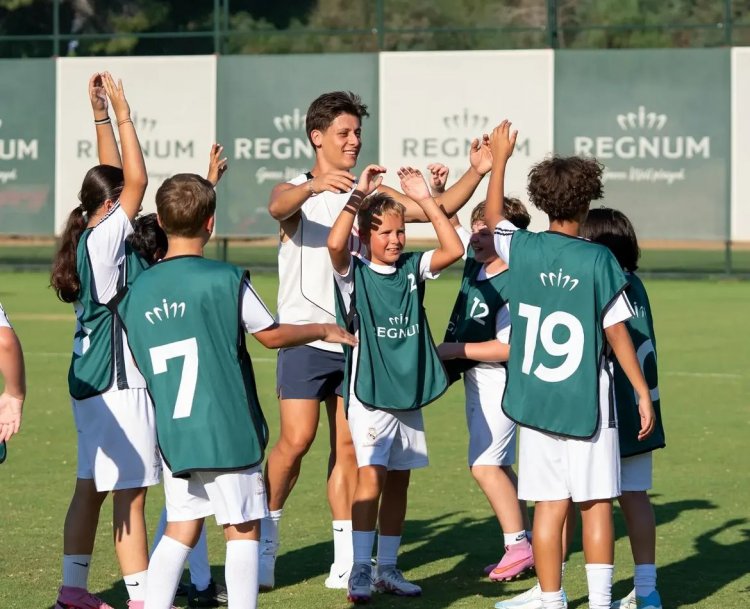 ARDA GÜLER, REGNUM THE CROWN'DA MİNİK FUTBOLCULARLA BİR ARAYA GELDİ