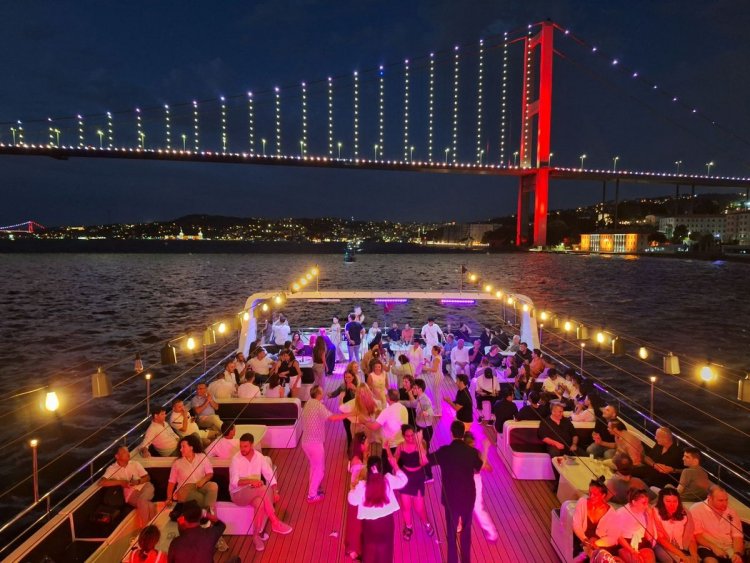 WYNDHAM GRAND İSTANBUL KALAMIŞ MARİNA HOTEL’DEN BOĞAZ TURUNDA MORAL BULUŞMASI