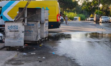KONYAALTI'NDA PTT ARAÇLARI VE ÇÖP REZALETİ YAYALARI ÇİLEDEN ÇIKARDI: SOKAK BİLEREK Mİ KADERİNE TERK EDİLDİ?