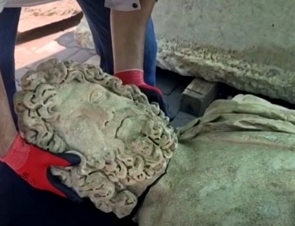 ASPENDOS’TA ŞİFANIN YAKLAŞIK 1.800 YILLIK SEMBOLÜ GÜN YÜZÜNE ÇIKTI!
