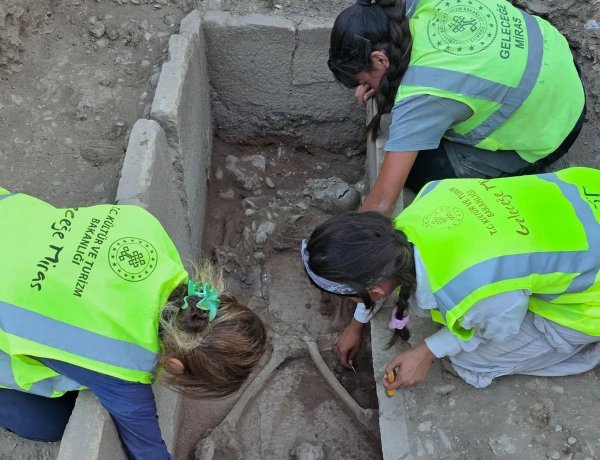 ASPENDOS'TA TARİHİ KEŞİF: KLASİK DÖNEM GÜREŞÇİ MEZARI GÜN YÜZÜNE ÇIKARILDI