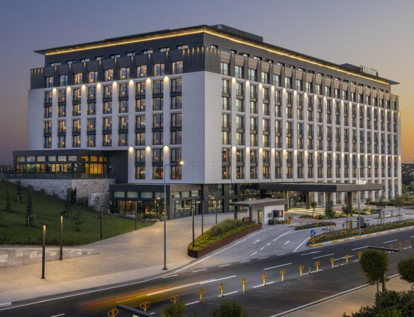 HİLTON, TÜRKİYE’DEKİ 100. OTELİNİ İGA İSTANBUL HAVALİMANI’NDA AÇTI