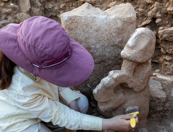 KARAHANTEPE’DE TARİHİ KEŞİF: LEOPARIN SIRTINDA OTURAN 11 BİN YILLIK HEYKEL GÜN YÜZÜNE ÇIKARILDI