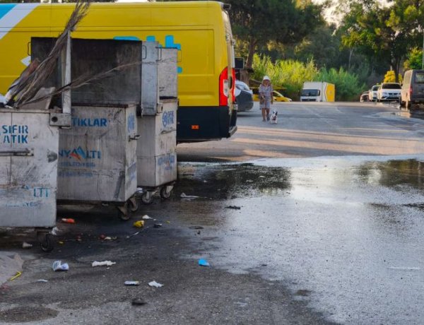 KONYAALTI'NDA PTT ARAÇLARI VE ÇÖP REZALETİ YAYALARI ÇİLEDEN ÇIKARDI: SOKAK BİLEREK Mİ KADERİNE TERK EDİLDİ?