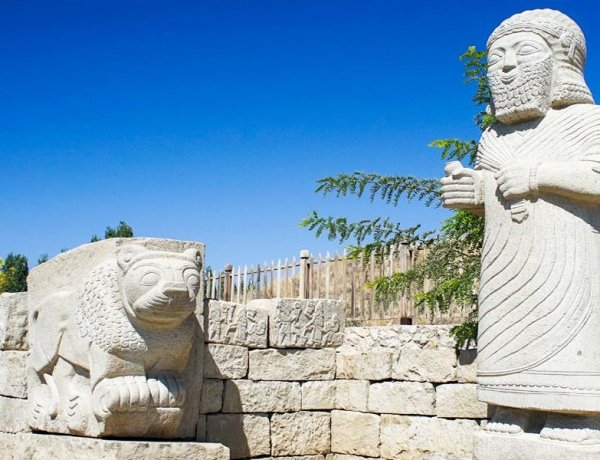 ARSLANTEPE AÇIK HAVA MÜZESİ ZİYARETÇİLERİN ODAK NOKTASI OLDU