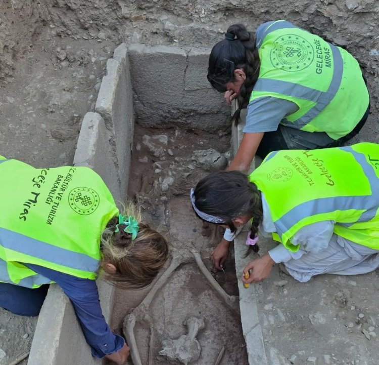 ASPENDOS'TA TARİHİ KEŞİF: KLASİK DÖNEM GÜREŞÇİ MEZARI GÜN YÜZÜNE ÇIKARILDI