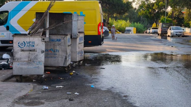 KONYAALTI'NDA PTT ARAÇLARI VE ÇÖP REZALETİ YAYALARI ÇİLEDEN ÇIKARDI: SOKAK BİLEREK Mİ KADERİNE TERK EDİLDİ?