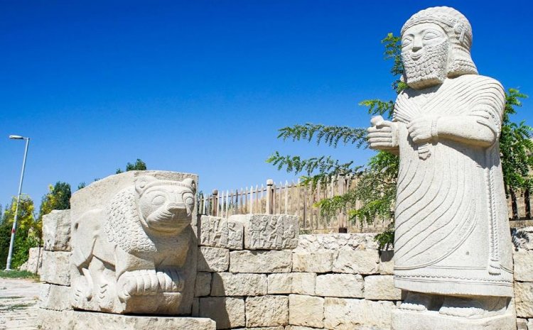 ARSLANTEPE AÇIK HAVA MÜZESİ ZİYARETÇİLERİN ODAK NOKTASI OLDU