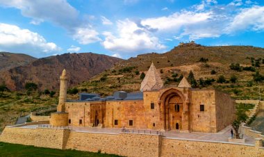 DİVRİĞİ ULU CAMİ VE DARÜŞŞİFASI GEZGİNLERİN YENİ ROTA MERKEZİ OLDU