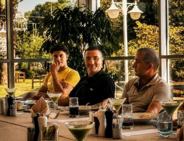 IC HOTELS SANTAİ AİLESİ ÖĞLE YEMEĞİNDE BULUŞTU: BAŞARI KİTAP HEDİYESİYLE TAÇLANDIRILDI