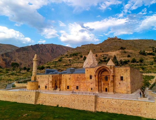 DİVRİĞİ ULU CAMİ VE DARÜŞŞİFASI GEZGİNLERİN YENİ ROTA MERKEZİ OLDU