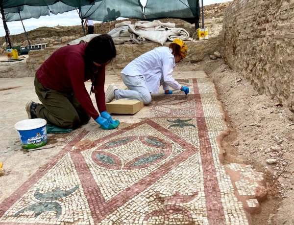 POMPEİOPOLİS ANTİK KENTİ’NDE HEYECAN VEREN KEŞİF: 105 METREKARELİK MOZAİK VE EROS BAŞI BULUNDU