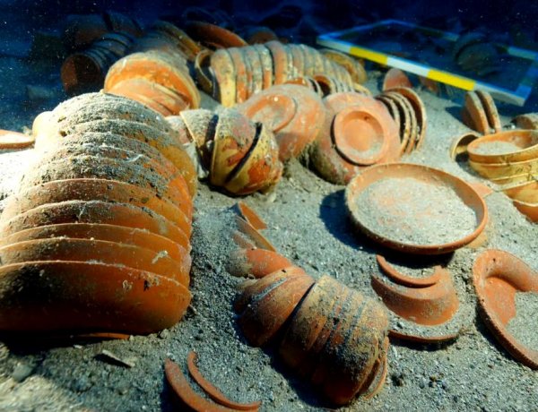 AKDENİZ’İN DERİNLİKLERİNDEN 2 BİN 100 YILLIK LÜKS SOFRA TAKIMI ÇIKTI